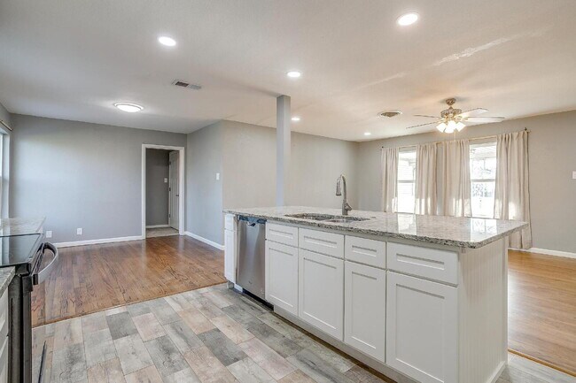 Building Photo - Spacious 4-Bedroom Gem with Granite Touche...