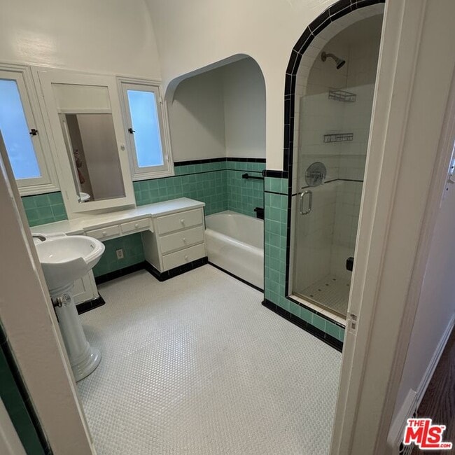 Building Photo - 328 N Sycamore Ave