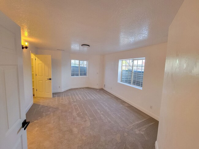 Building Photo - *utilities included* 3 bed 3 bath apartmen...