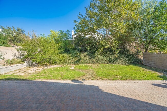 Building Photo - Charming 3-Bedroom Home with a Big Backyar...