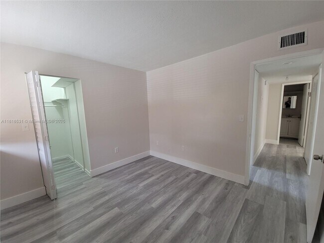 Building Photo - 251 W Park Dr