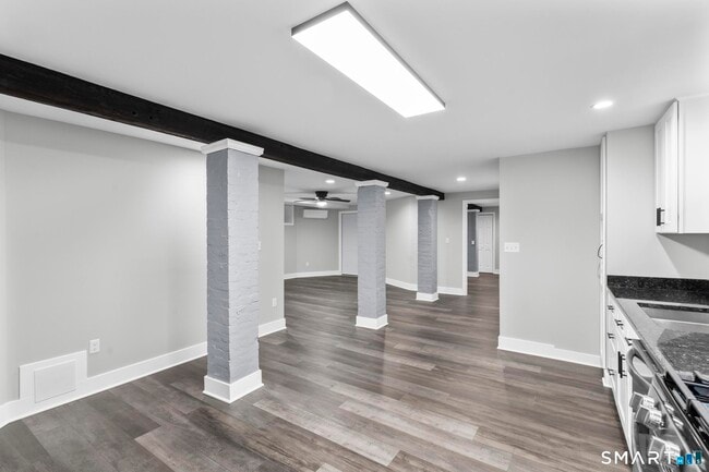 Building Photo - 548 Ferry St