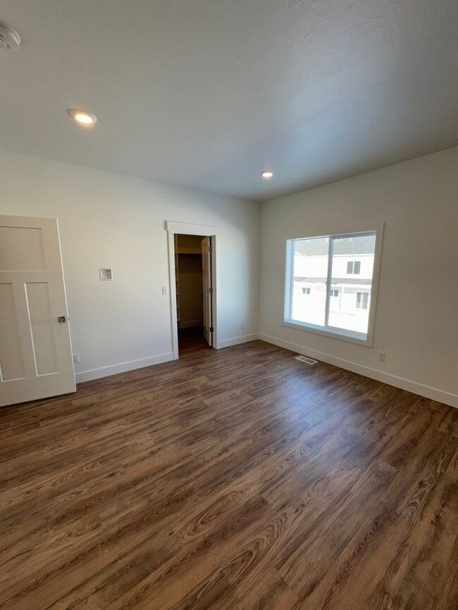 Building Photo - Modern 2-Story Town Home for Rent in Sugar...