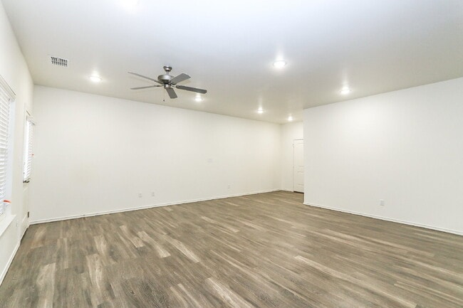 Building Photo - 3-Bedroom Townhouse