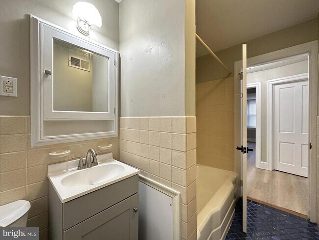 Building Photo - 1109 W James St