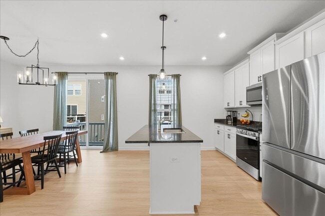 Building Photo - Beautifully UPDATE Townhome FOR LEASE