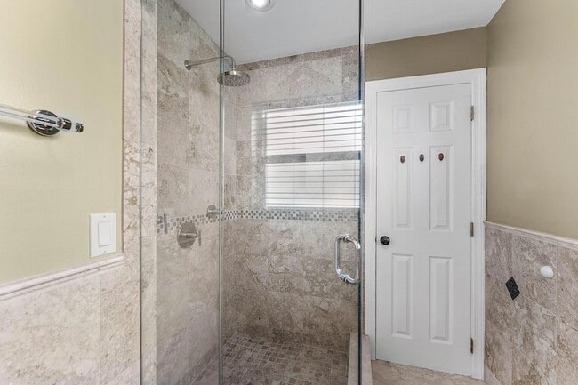Building Photo - 7076 Middlebury Dr