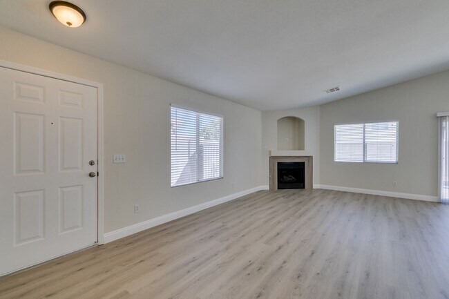 Building Photo - Stunning 3 bedroom, 2 bathroom house located in Silverado Ranch.