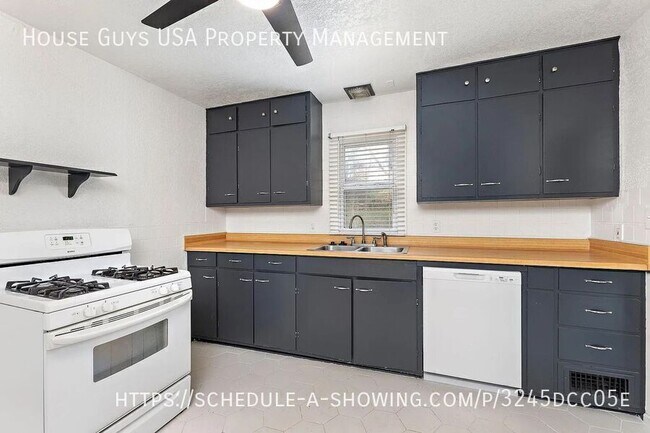 Building Photo - 5400 NE 49th St