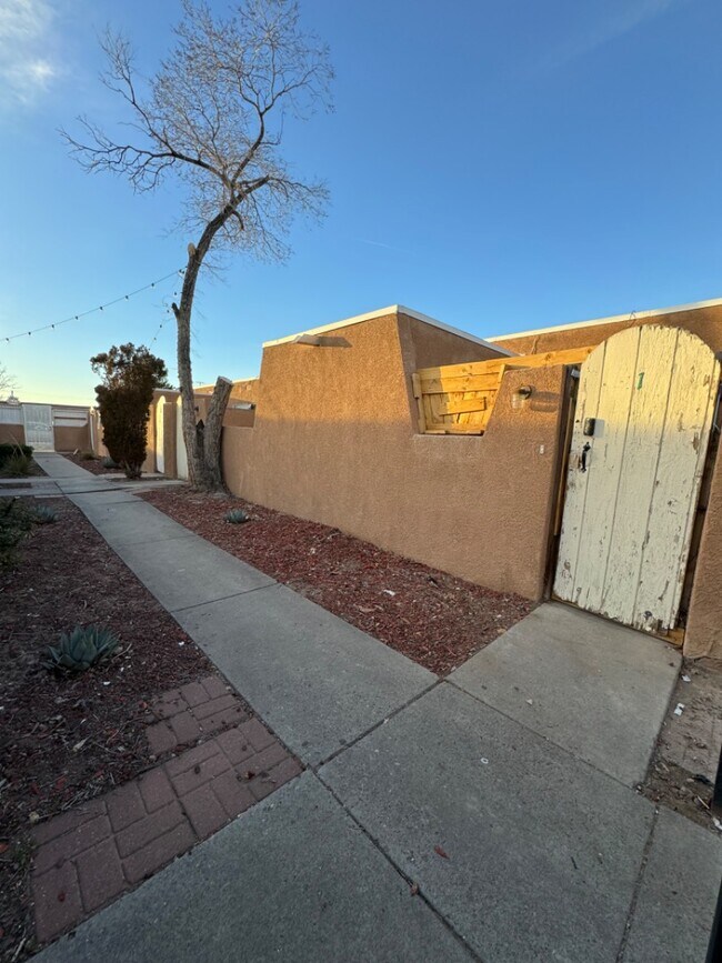 Building Photo - 916 San Pedro Dr SE