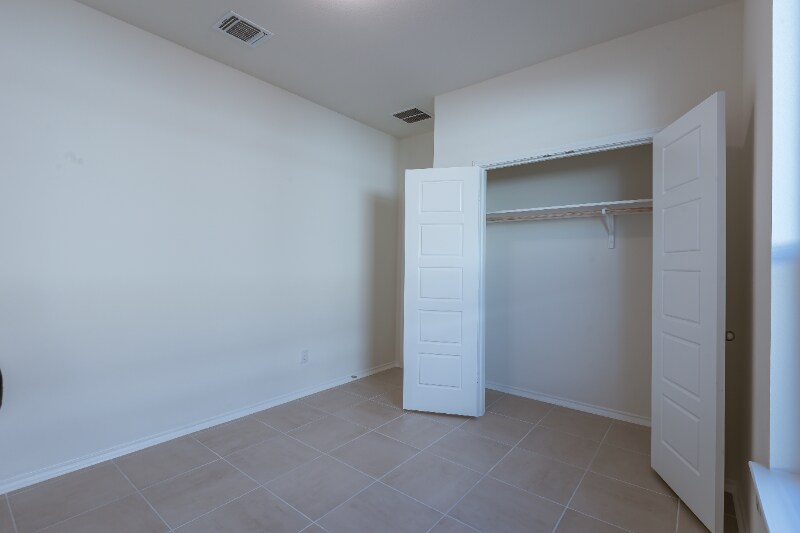 Building Photo - 1400 Carriageway Dr