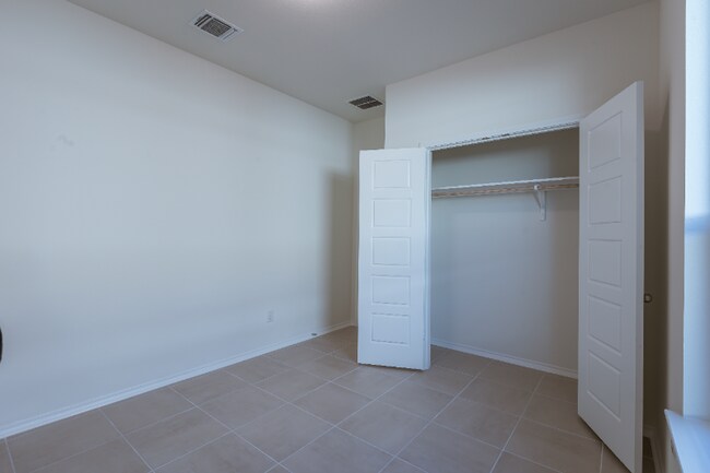 Building Photo - 1400 Carriageway Dr