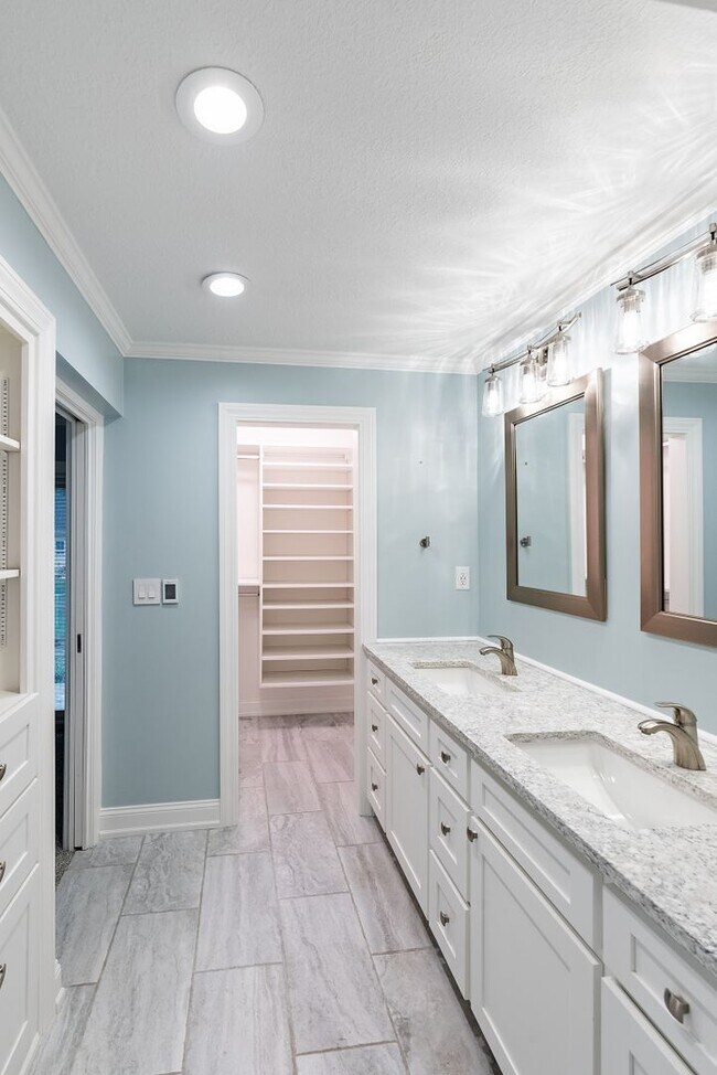 Building Photo - Beautiful 3 Bed Overland Park Ranch Home NEWLY REMODELED