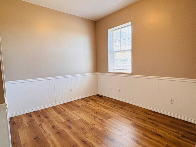 Building Photo - 302 E Yellow Feather Dr