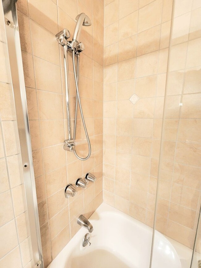 Building Photo - Woodlake two bed, 2 bath