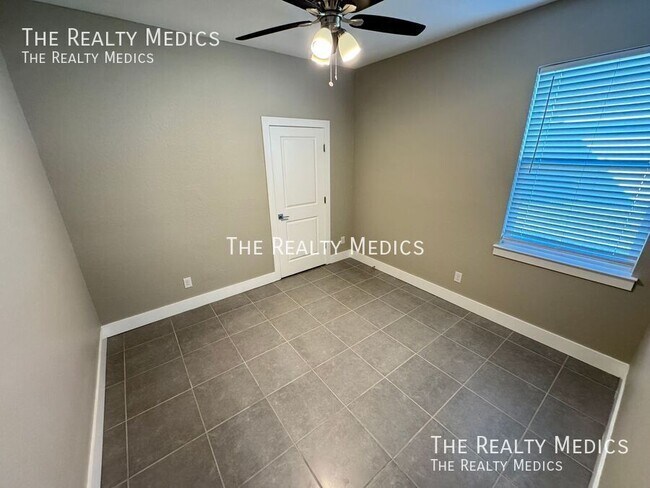 Building Photo - 205 Hibiscus Ln