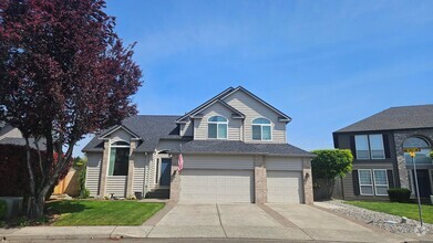 Building Photo - Felida Gem... 4 bedroom, 2.5 bath availabl...