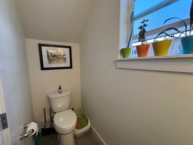 Building Photo - Beautiful 3 Bed/2.5 Bath with Fully Fenced...