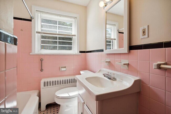 Building Photo - 10 Lloyd Ave