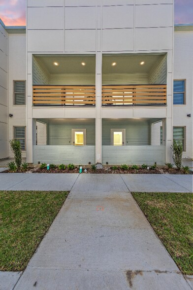 Primary Photo - 208 Spoonbill Dr