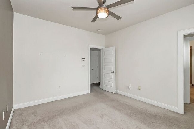 Building Photo - Beautiful 3BD/2.5BA Townhome