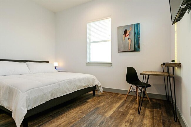 Building Photo - 4303 Chester St