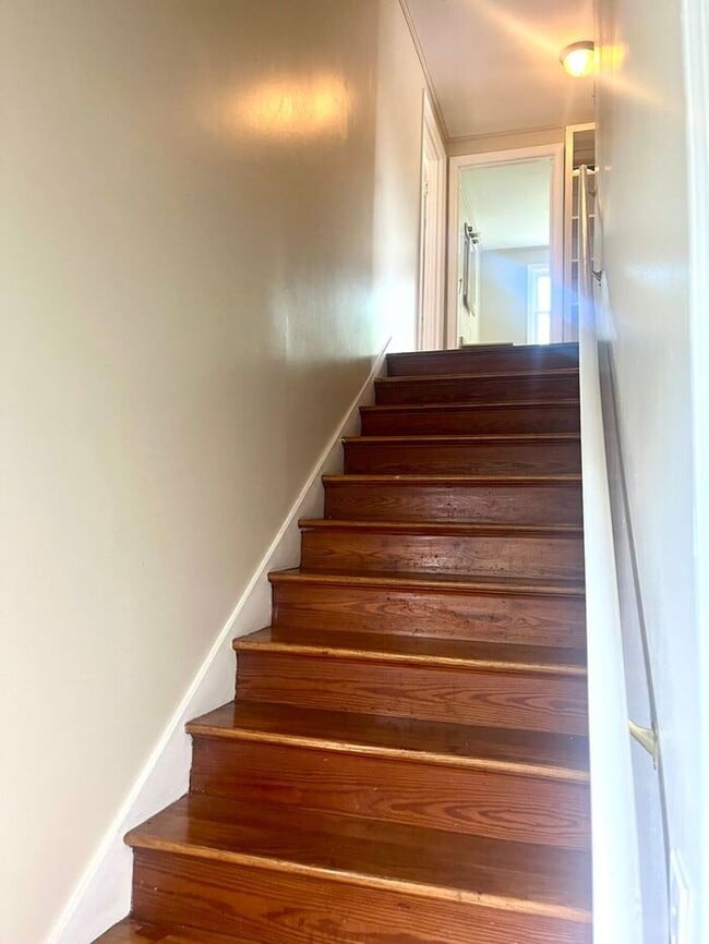 Building Photo - Beautiful 3 Bed 2 Bath w Fire Place/Hardwo...