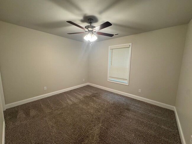 Building Photo - 5 Bedroom 2 Bathroom Home for Rent close t...