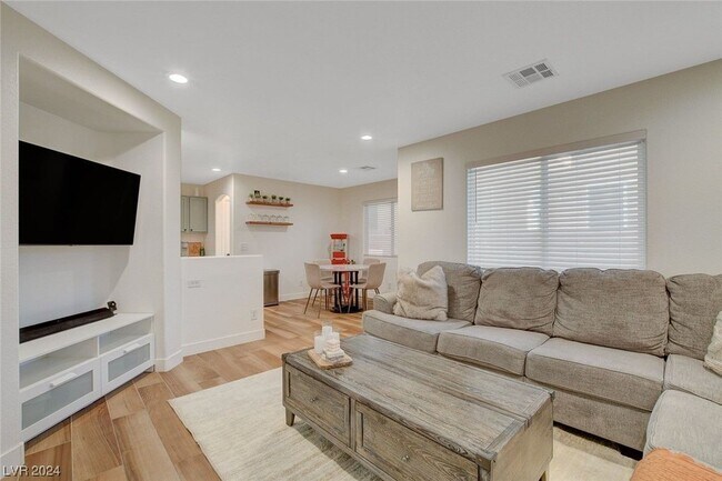Building Photo - 9291 Hollander Ave