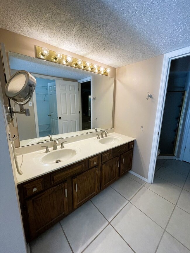 Building Photo - Ladue Schools - Spacious 2B/2B CONDO in Br...