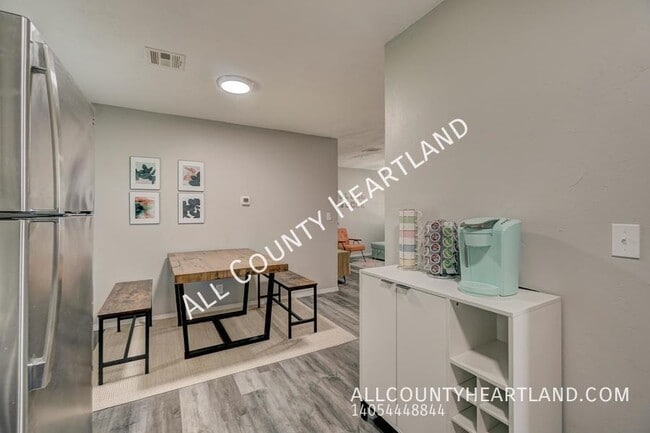 Building Photo - 625 Iowa St