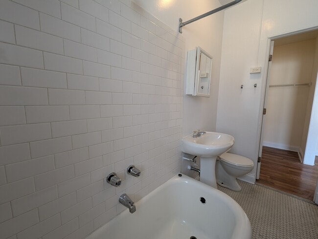 Building Photo - 5417 N Kenmore Ave