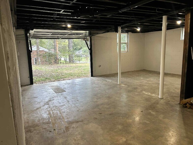Building Photo - 304 Greenview Dr