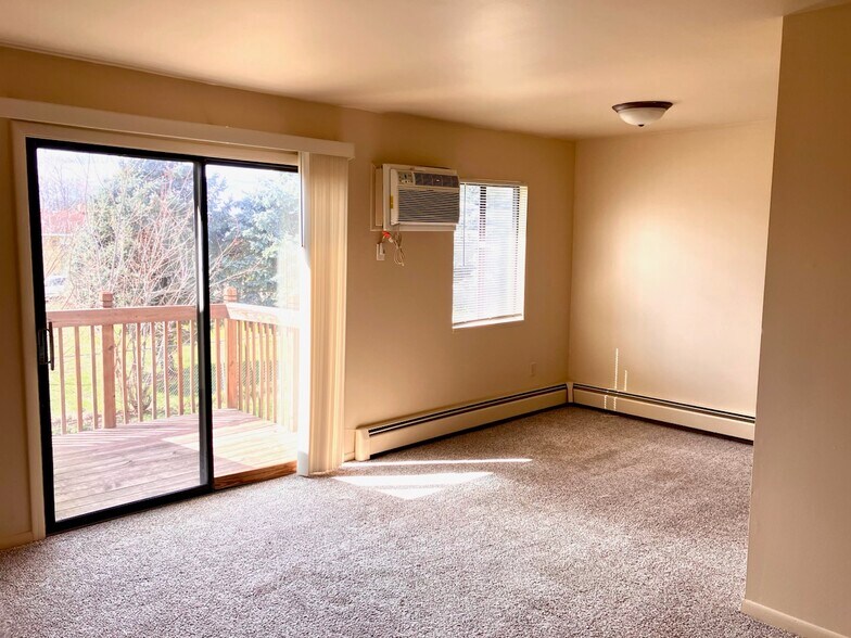 Dining Room/Slider View - 2910 Gardentown Dr SW