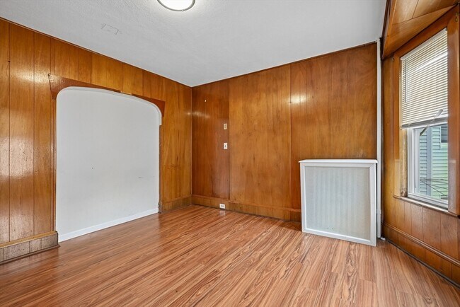Building Photo - 154 Glen St