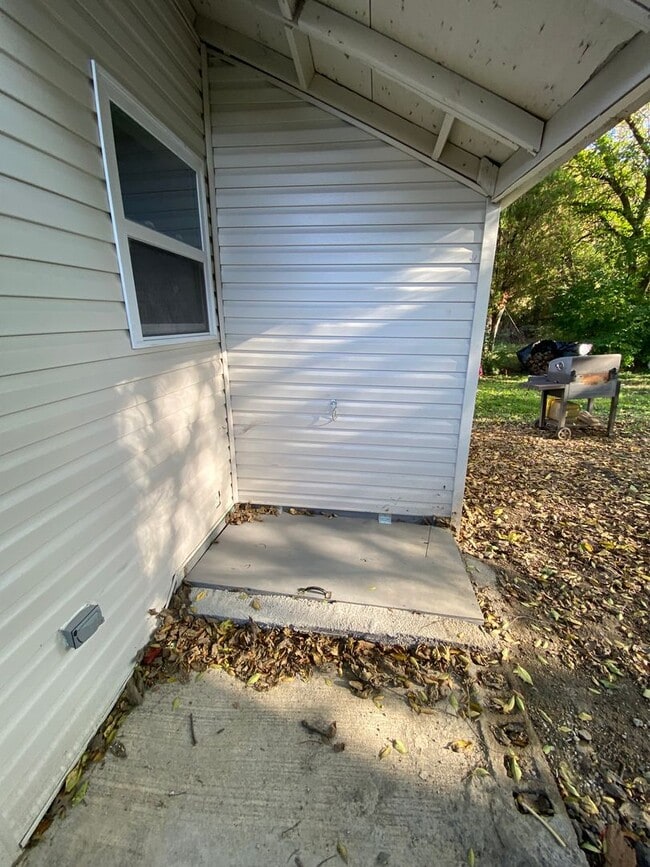 Building Photo - ELMWOOD PLACE - Fully Remodeled 2-3 bed home with 1 bath.