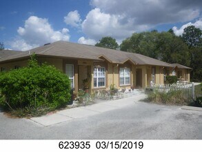 Building Photo - Two bed Two bath, inside laundry and pet f...