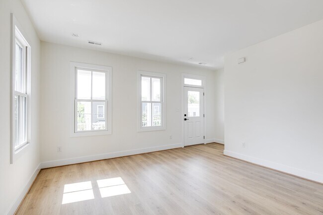 Building Photo - 961 Pink St