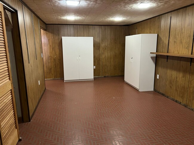 Building Photo - Spacious Home Close to Everything!