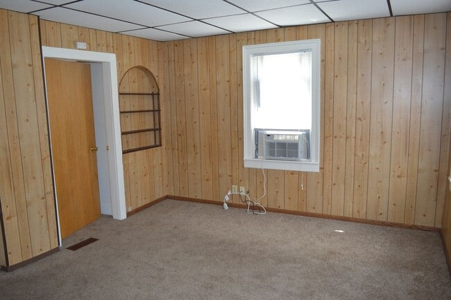 Building Photo - 216 Oak St