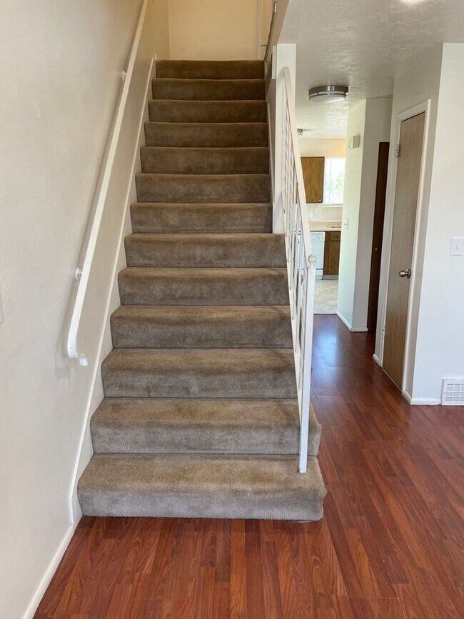 Building Photo - 2 Bedroom, 1.5 Bathroom Twin Home in West ...