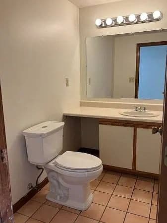 Building Photo - 3 bed 1 1/2 bath 4 level townhome availabl...