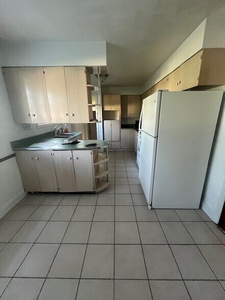 Kitchen - 1129 W Carson St