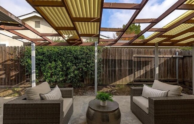 Building Photo - FOR RENT