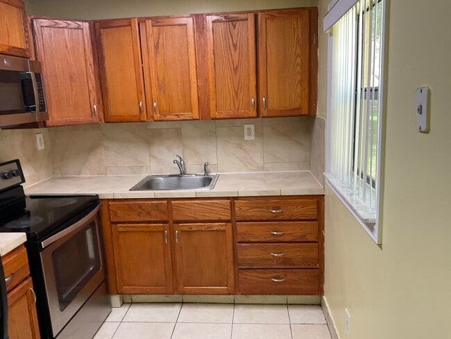 Building Photo - 310 Meadows Cir