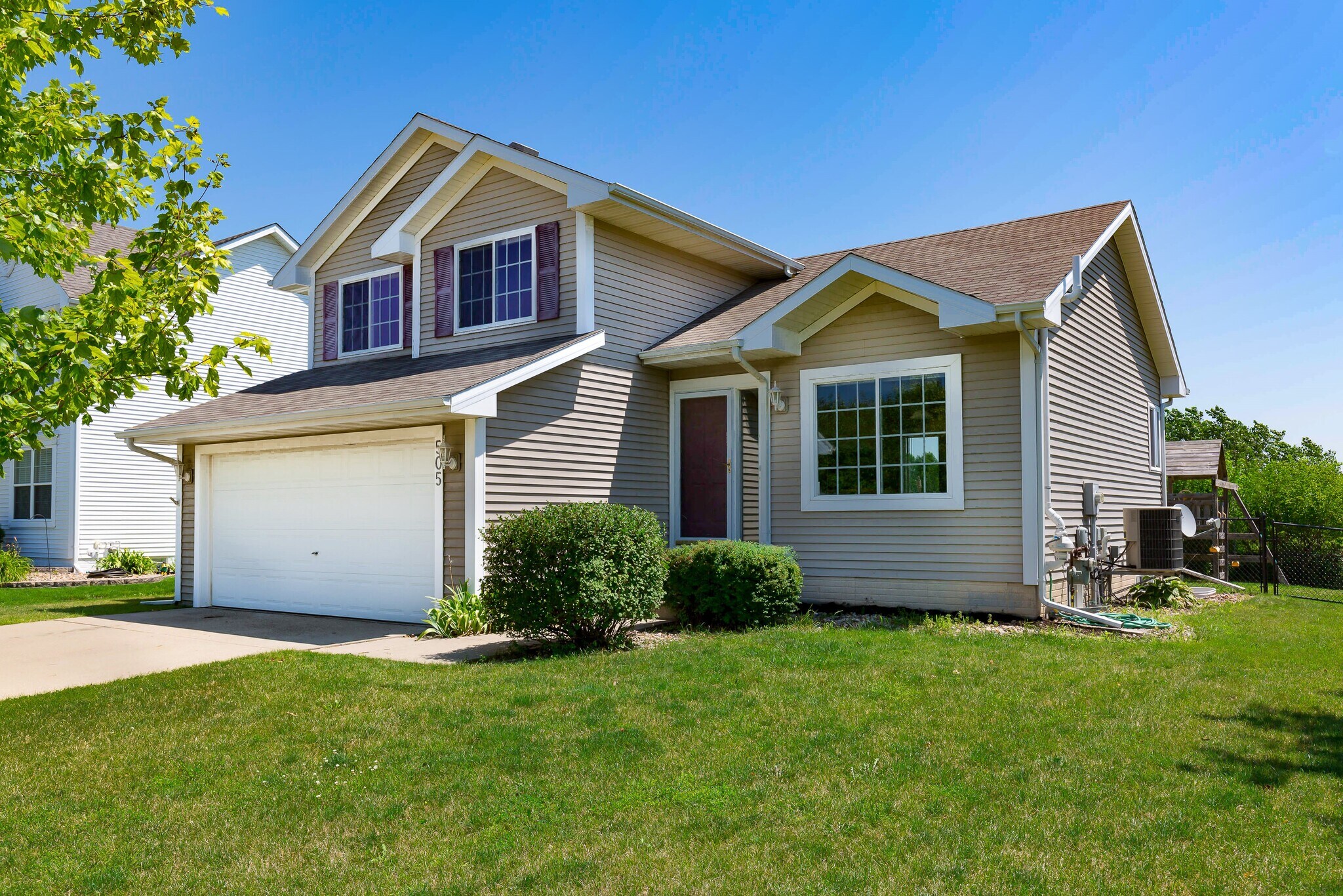 Front - 505 SE Crabapple Dr