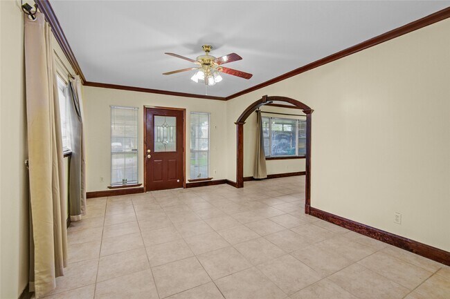 Building Photo - 8565 Ridgepoint Dr