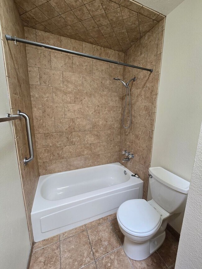 Building Photo - 2 bed, possible 3rd in wonderful neighborhood