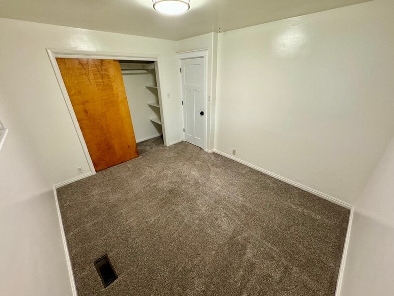 Building Photo - 445 E 700 S