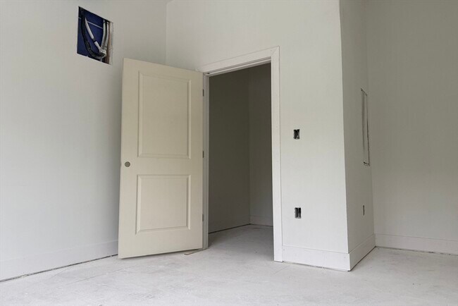 Building Photo - 251 Sladen St